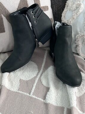 Daisy Fuentes Women's Black Ankle Booties - Stylish Side-Zip Heels 9W